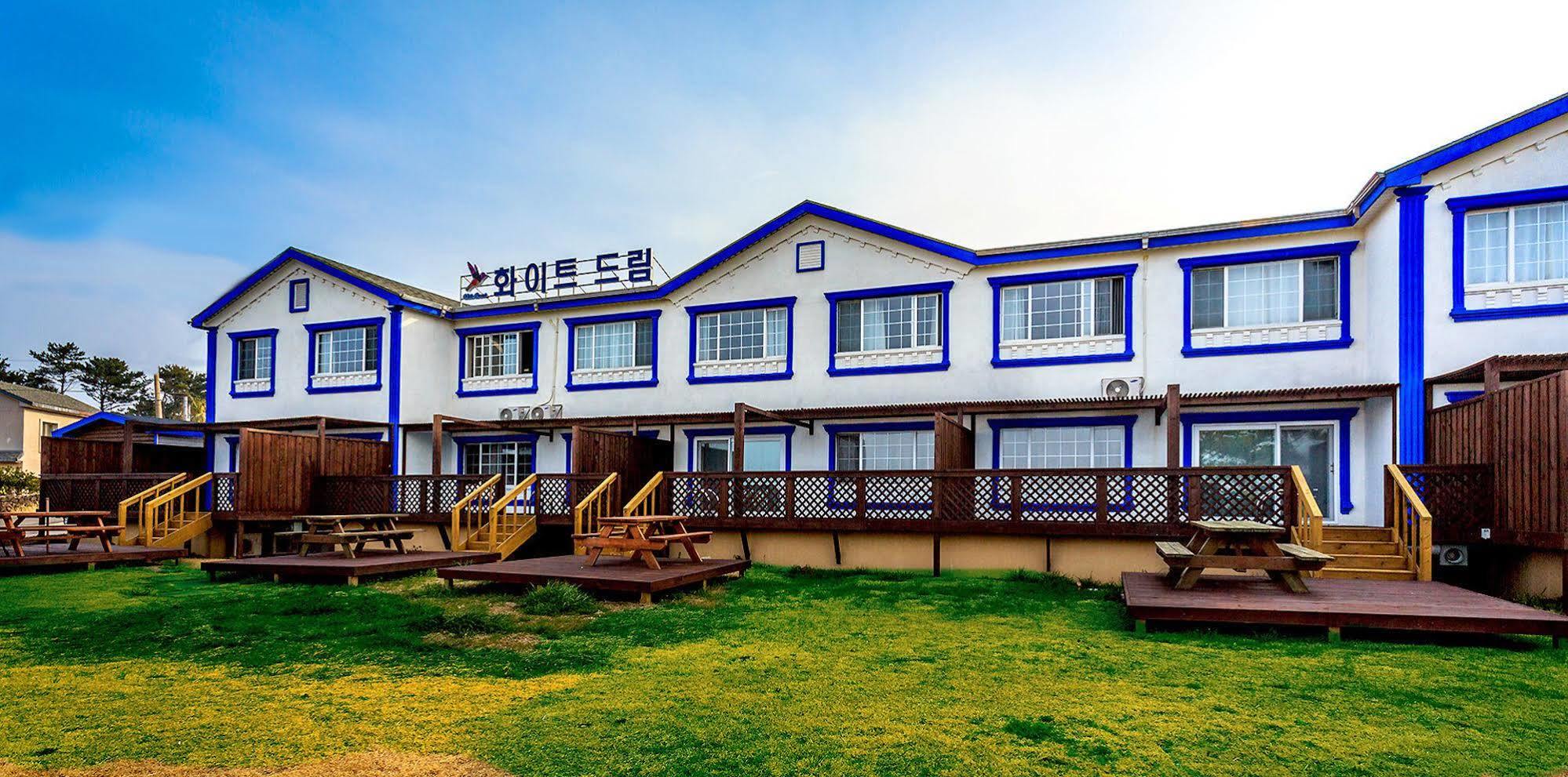 White dream Pension Jeju Exterior foto